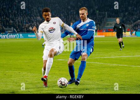 Magdeburg, Deutschland. 29 Jan, 2019. Fussball: 2. Fussballbundesliga, 19. Spieltag, 1.FC Magdeburg - FC Erzgebirge Aue in der MDCC-Arena. Aues Emmanuel Iyoha (l) im Duell mit der Magdeburger Jan Kirchhoff. Quelle: Joachim Sielski/dpa-Zentralbild/dpa - WICHTIGER HINWEIS: In Übereinstimmung mit den Anforderungen der DFL Deutsche Fußball Liga oder der DFB Deutscher Fußball-Bund ist es untersagt, zu verwenden oder verwendet Fotos im Stadion und/oder das Spiel in Form von Bildern und/oder Videos - wie Foto Sequenzen getroffen haben./dpa/Alamy leben Nachrichten Stockfoto