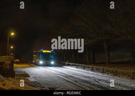 Cork, Irland, 29. Januar, 2019. Schnee in Ballyvolane, Cork City. Heute eine Gelbe Wetter Warnung geschaffen wurde gegenüber dem Land durch MET Éireann für Eis und Schnee. Starker Schneefall hit Teile von Cork City und County im Laufe des Tages einige Straßen verräterische und fahren besonders gefährlich in der ganzen Stadt. Hier sehen Sie die 207-Bus auf dem Weg nach unten Glenheights Straße auf seinen letzten Weg der Nacht. Credit: Damian Coleman/Alamy Leben Nachrichten. Stockfoto