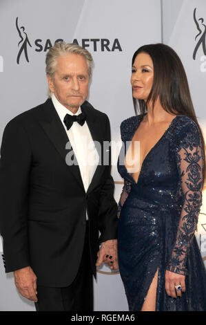 Januar 27, 2019 - Los Angeles, CA, USA - LOS ANGELES - Jan 27: Michael Douglas, Catherine Zeta-Jones am 25. jährlichen Screen Actors Guild Awards im Shrine Auditorium am 27. Januar 2019 in Los Angeles, CA (Credit Bild: © Kay Blake/ZUMA Draht) Stockfoto