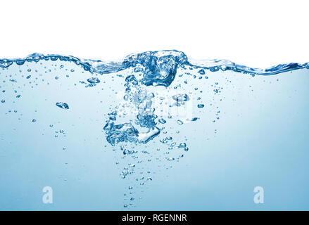 Blaues Wasser mit Luftblasen auf weißem Hintergrund Stockfoto