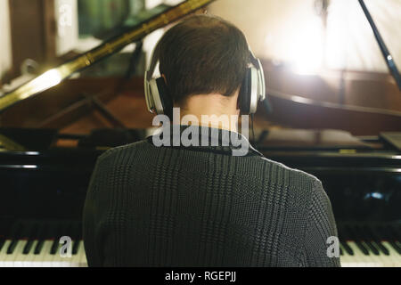 Musiker auf Recording Studio Klavier, Saxophon, Kontrabass, Trommel Stockfoto