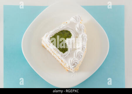 Stück Kuchen auf einem weißen Teller von oben Stockfoto