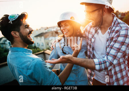 Gruppe von Freunden feiern auf der Terrasse Stockfoto