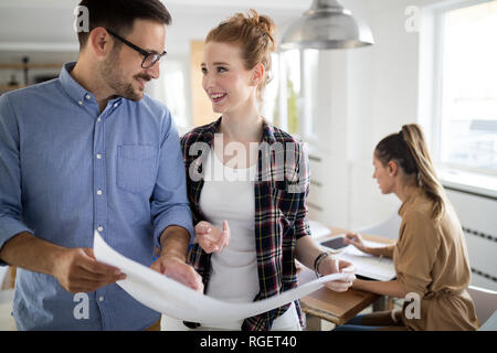 Geschäftsleute und Architekten Zusammenarbeiten auf Projekt Stockfoto