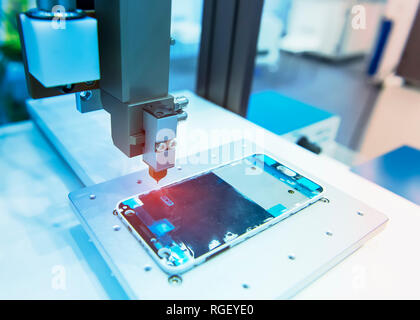 Robotische Maschine messen Sie die Aluminium Handy teil. Stockfoto