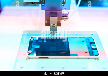 Robotische Maschine messen Sie die Aluminium Handy teil. Stockfoto