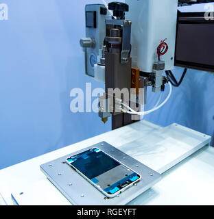 Robotische Maschine messen Sie die Aluminium Handy teil. Stockfoto