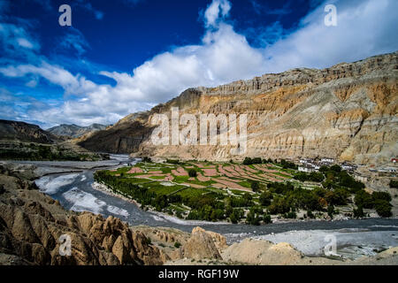 Blick auf das Dorf und die landwirtschaftliche Umgebung mit Buchweizen und Gerste Felder im oberen Mustang Stockfoto