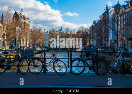 Fahrräder in einem Kanal im Zentrum von Amsterdam in den Niederlanden. Stockfoto