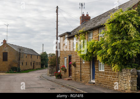 Street Scene mit traditionellen, aus Stein gebauten Gebäude im Dorf Rothersthorpe, Northamptonshire, Großbritannien Stockfoto