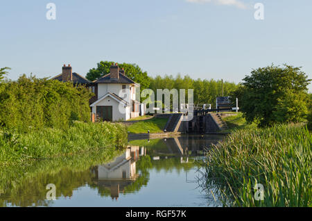 Ist ein altes Schleusenwärter cottage am Grand Union Canal an Rothersthorpe, Northamptonshire, Großbritannien; renoviert und erweitert, um eine Familie zu Hause zu bieten. Stockfoto