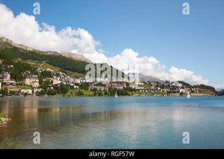 Sankt Moritz Stadt und See an einem sonnigen Sommertag in der Schweiz Stockfoto