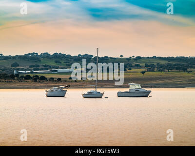 Boote auf dem See bei Sonnenuntergang, günstig mit einer Boje und ruhigem Wasser in den Stausee von La Maya (Salamanca) Stockfoto