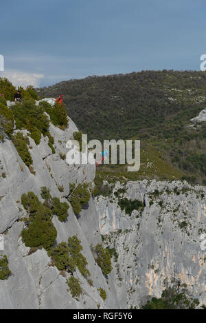 Man Klettern in der Nähe von Verdon Gorge Schlucht. Stockfoto