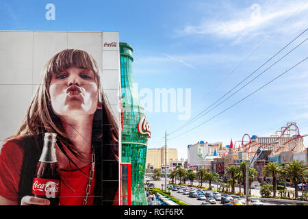 Las Vegas, Vereinigte Staaten - 18 April 2012: Werbung mit Reklametafeln/Plakatwerbung und riesen Glas Cola Flasche er Coca Cola Store auf dem Las Vegas Strip, mit dem Hotel Casino Stockfoto