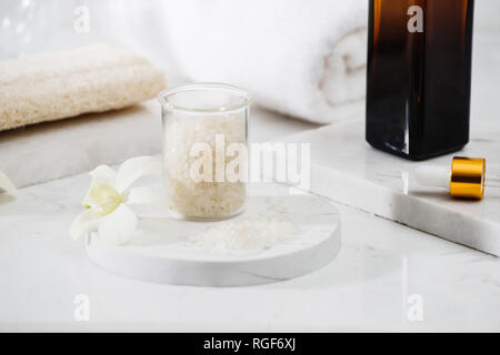 Spa Kit. Shampoo, Seife und Flüssigkeit. Duschgel. Aromatherapie Salz Stockfoto