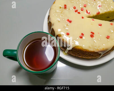 Pineapple Upside Down Cake und Tasse Tee auf weiße Holztisch. Ansicht von oben. Kaffee Kuchen auf der Oberseite Stockfoto