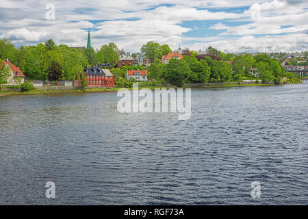 Trondheim Skyline mit dem Nidarosdom von der Brücke über den Nidelva Fluss gesehen Stockfoto