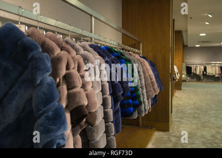Fancy Mäntel auf Kleiderbügel im Shop zum Verkauf. Stockfoto
