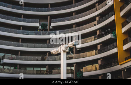 Überwachungskameras vor Gebäude im öffentlichen Bereich. Straße Überwachungskameras wies auf entgegengesetzte Weise. Stockfoto