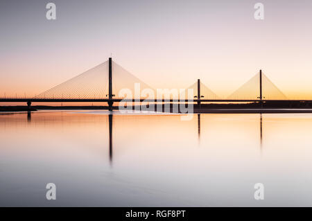 Sonnenaufgang Blick auf die Mersey Gateway Bridge über den Fluss Mersey, der verbindet Runcorn und Widnes in Cheshire Stockfoto