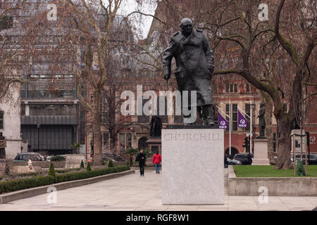 London, England - 24. Januar 2019. Eine Statue des ehemaligen Premierministers, Sir Winston Churchill erstellt von Ivor Roberts-Jones. Stockfoto