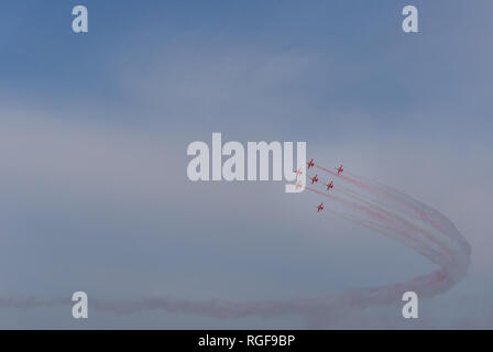 Gruppe von 7 Düsenjets im blauen Himmel namens "Turkish Stars" in der Luft, die Durchführung von Akrobatischen air show Stockfoto