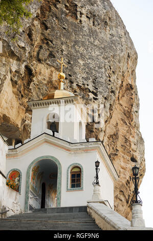 Svyato-Uspenskiy Peshchernyy Monastyr (Annahme Kloster der Höhlen) in Bachtschyssaraj, Krim, Ukraine. 2. Oktober 2008, geschnitzt aus einem Assumpti Stockfoto