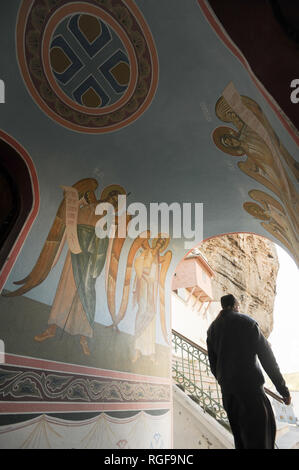 Svyato-Uspenskiy Peshchernyy Monastyr (Annahme Kloster der Höhlen) in Bachtschyssaraj, Krim, Ukraine. 2. Oktober 2008, geschnitzt aus einem Assumpti Stockfoto