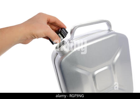 Die Hand eines Mannes öffnet ein Metall kann für Benzin, auf einem weißen Hintergrund. Stockfoto