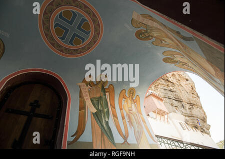 Svyato-Uspenskiy Peshchernyy Monastyr (Annahme Kloster der Höhlen) in Bachtschyssaraj, Krim, Ukraine. 2. Oktober 2008, geschnitzt aus einem Assumpti Stockfoto