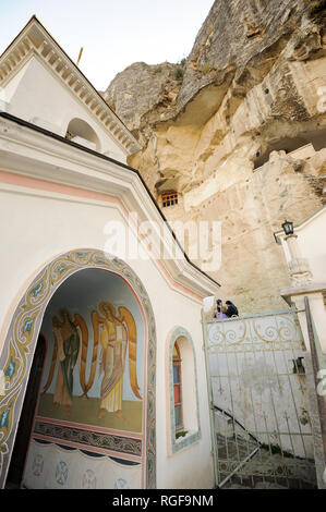 Svyato-Uspenskiy Peshchernyy Monastyr (Annahme Kloster der Höhlen) in Bachtschyssaraj, Krim, Ukraine. 2. Oktober 2008, geschnitzt aus einem Assumpti Stockfoto