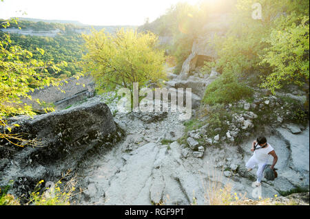 South Gate zu mittelalterlichen Stadt - Festung Çufut Qale (jüdische Festung) auf der Krim in die Berge, in der Nähe von Chufut-Kale Bachtschyssaraj, Krim, Ukraine. Oktober Stockfoto