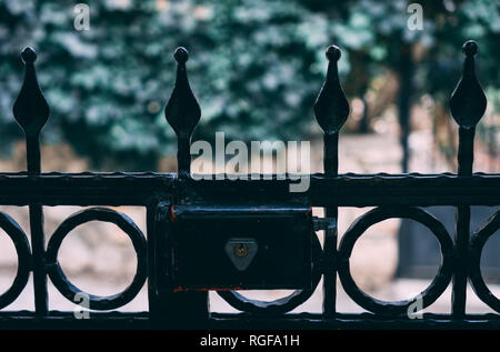 In der Nähe Bild von gesicherten Zaun Tor. Sicherheit. Metall. Schwarz. Stockfoto