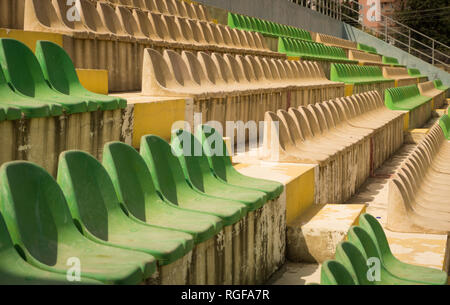 In der Nähe der Tribüne Sitze im städtischen Stadion. Leere Sitze. Stockfoto