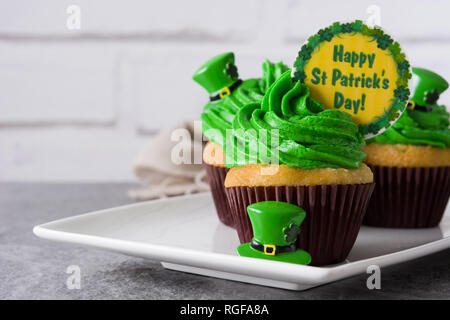 St. Patrick's Day Cupcakes auf grauem Hintergrund. Copyspace Stockfoto