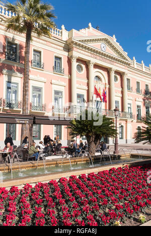 Leute draußen sitzen am Tornasol cafe bar vor dem Rathaus oder Casa Consistorial in Murcia, Spanien, Europa Stockfoto