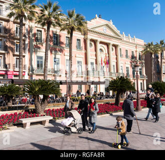 Familie hinter dem Rathaus oder Casa Consistorial in Murcia, Spanien, Europa Stockfoto