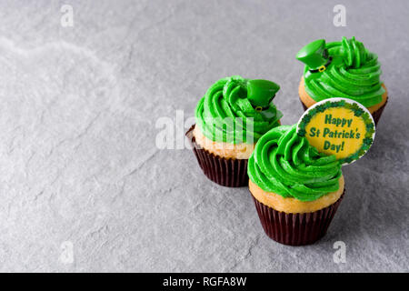 St. Patrick's Day Cupcakes auf grauem Hintergrund. Copyspace Stockfoto