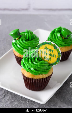 St. Patrick's Day Cupcakes auf grauem Hintergrund. Stockfoto