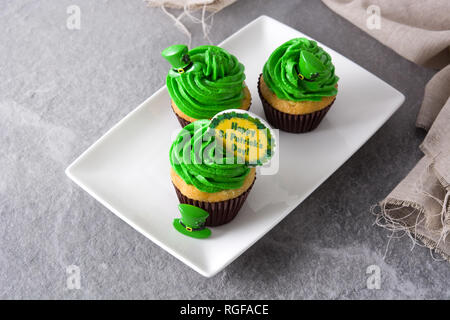 St. Patrick's Day Cupcakes auf grauem Hintergrund. Stockfoto