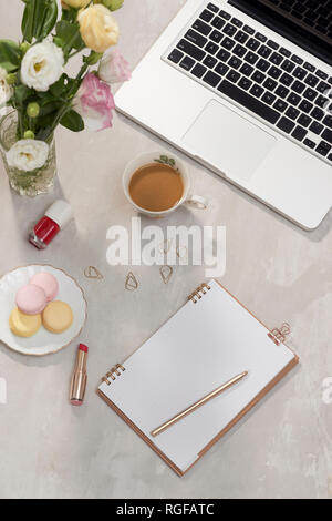 Schreibtisch mit Laptop, Rosa lisiathus Bouquet, Kaffeebecher, Tagebuch auf weißem Hintergrund. Flach. Ansicht von oben. Mode oder freiberuflichen Konzept mit Kopie spa Stockfoto