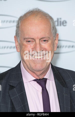 Gyles Brandreth ankommen für die Oldie des Jahres Auszeichnungen bei Simpson's in The Strand, London. Stockfoto