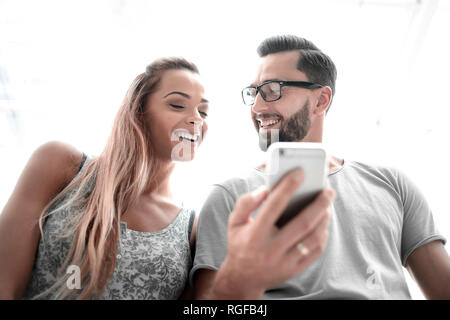 Aus der Nähe. Ein paar Studenten sind das Betrachten von Fotos auf ihren Smartphones Stockfoto