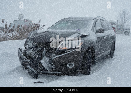 Quebec, Kanada, 27. Januar, 2019. beschädigte Autos durch gefährliche Bedingungen im Winter auf der Autobahn.Credit: Mario Beauregard/Alamy leben Nachrichten Stockfoto