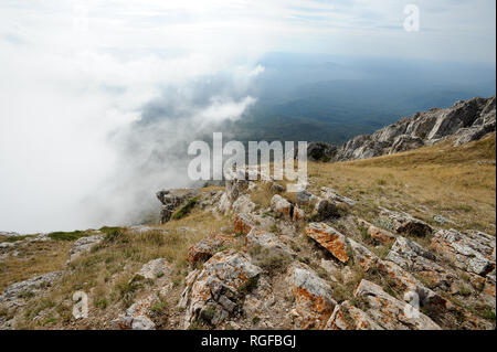 Eklizi-Bourun Mountain (1527 m über NN) in der Nähe von massiven Chatyr-Dag Anharskyy Angarskyi Pereval (Pass), Krim, Ukraine. 3. Oktober 2008 © WOJ Stockfoto