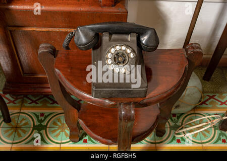 Telefon mit antiken Wählen auf einem kleinen Tisch in einem Haus im Kolonialstil Stockfoto