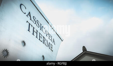 Badenweiler, Deutschland - Dezember 24, 2017: Architektur Detail der Cassiopeia Thermen, Symbol der Stadt an einem Wintertag Stockfoto