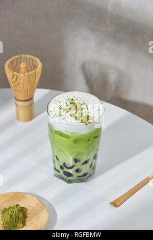 Hausgemachte Tapioca Pearl (boboa) grüner Tee (Japanische Matcha Latte) - cremig und lecker mit hübschem Blick Stockfoto