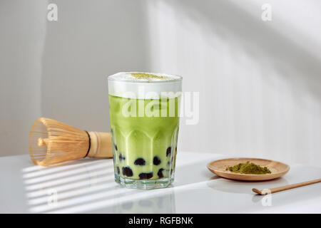 Hausgemachte Tapioca Pearl (boboa) grüner Tee (Japanische Matcha Latte) - cremig und lecker mit hübschem Blick Stockfoto